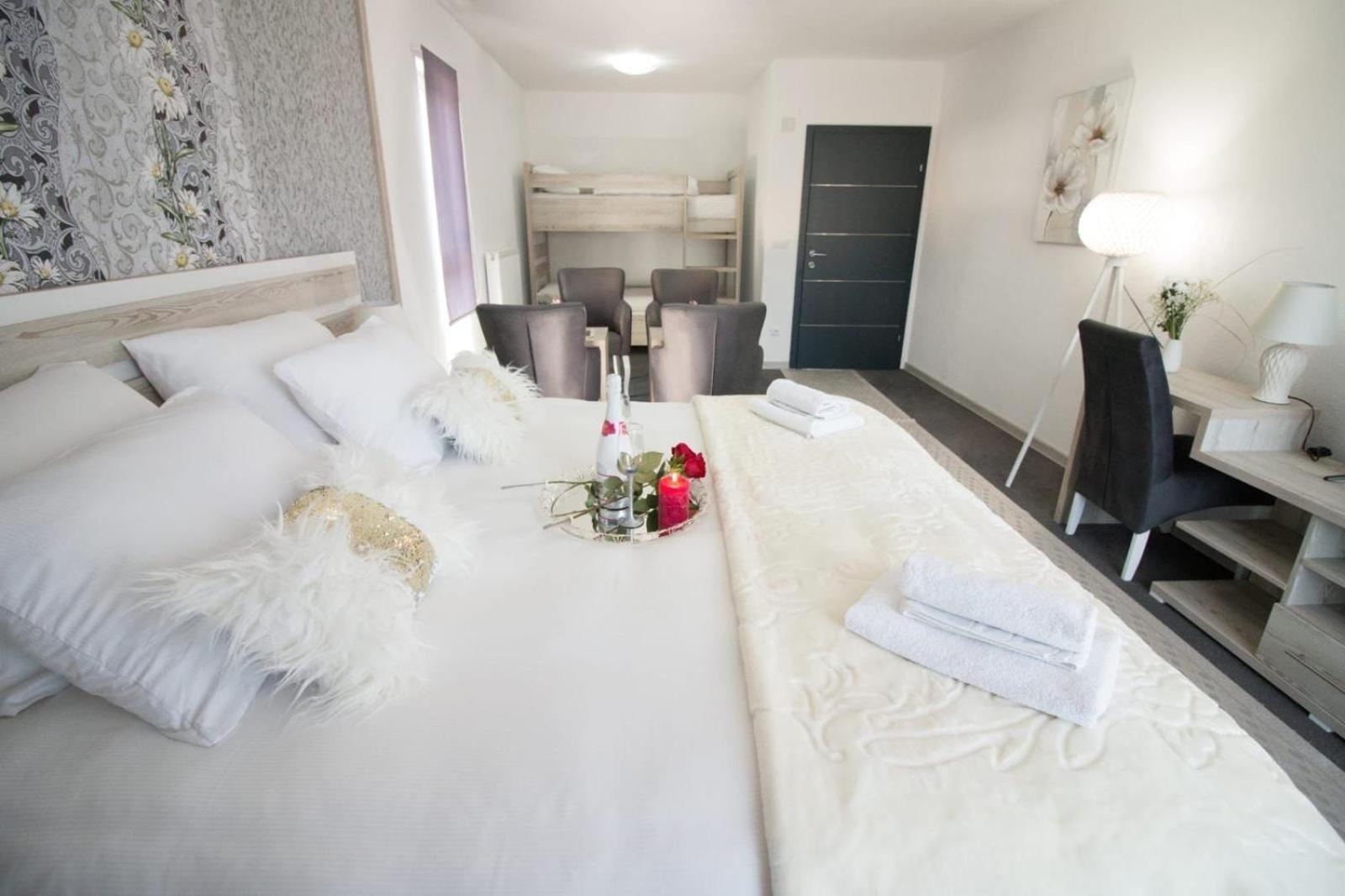 Aparthotel "Queen Zina" Власич Экстерьер фото