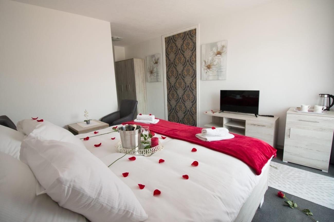 Aparthotel "Queen Zina" Власич Экстерьер фото